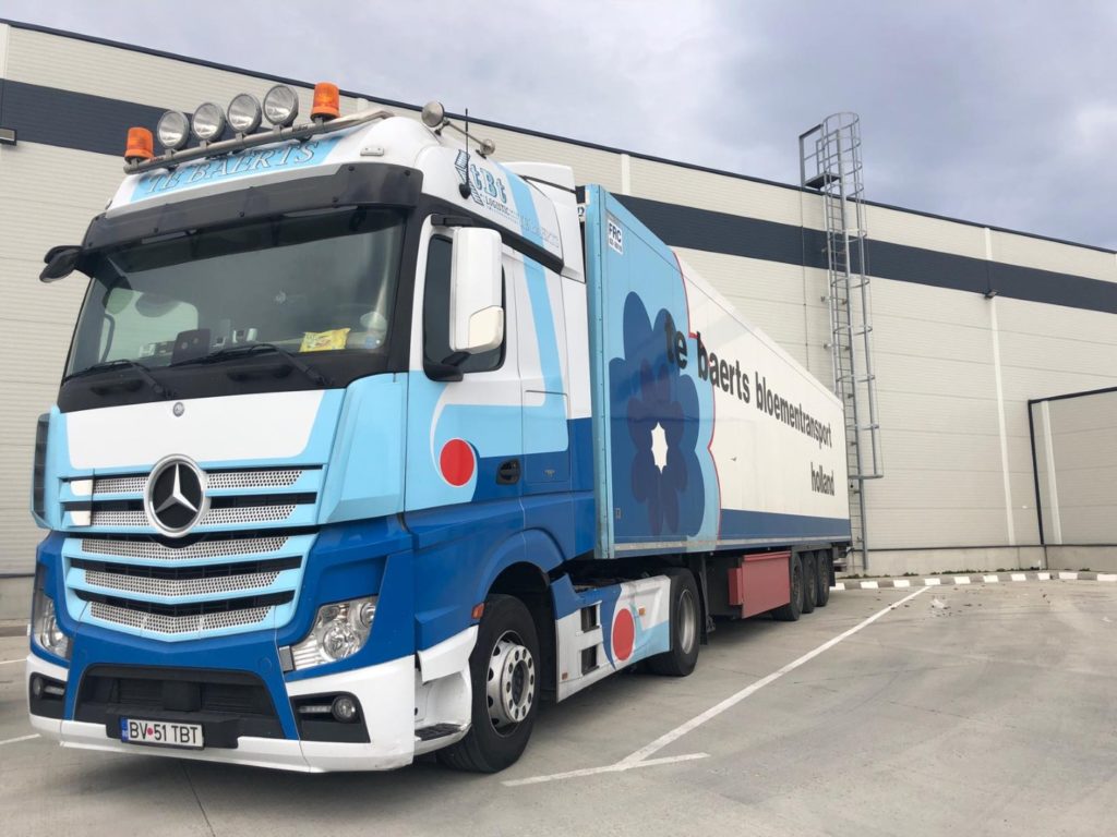 Ansamblu camion și remorcă TBT Logistic International