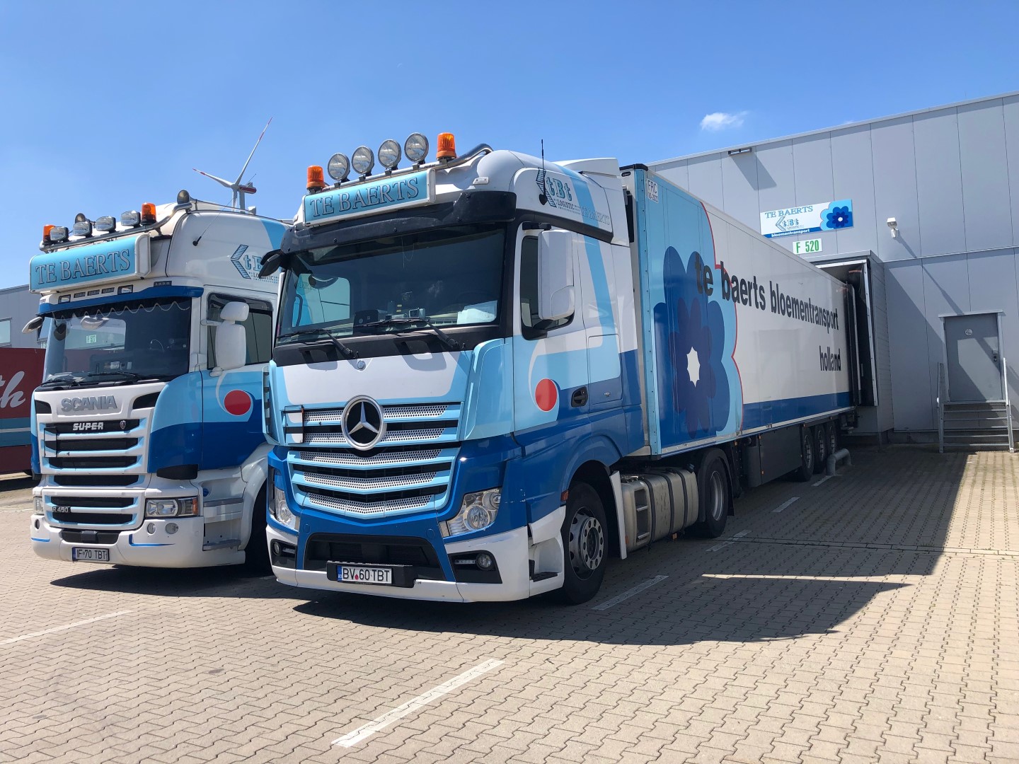 LOGISTIC SERVICES - LASATE PRIMELE DOUA POZE SCHIMBA A 3 A CU CAMIONUL IN DOCK